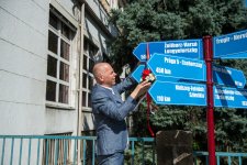Żoliborz polgármestere felszalagozza az újbudai Polgármesteri Hivatal előtt álló partnervárosi oszlopot