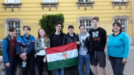 A Szent Margit és a József Attila Gimnázium kerületi atlétikai versenyen első helyezést elért diákjai