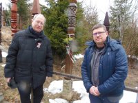 Gyorgyevics Miklós és Junghausz Rajmund képviselők Nyerges-tetőn az újbudai kopjafánál (2019. III. 15-én)
