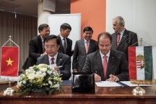 Az együttműködési megállapodás  dokumentumát aláírja Tran The Truan elnök úr és Dr. Hoffmann Tamás polgármester úr