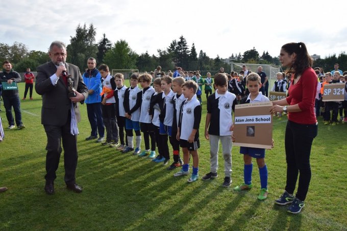 Grzegorz Hlebowicz alpolgármester átadja az érmeket az Ádám Jenő Iskola csapatának