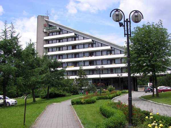 Jellegzetes üdülőépület a hegyoldalban Jellegzetes üdülőépület a hegyoldalban