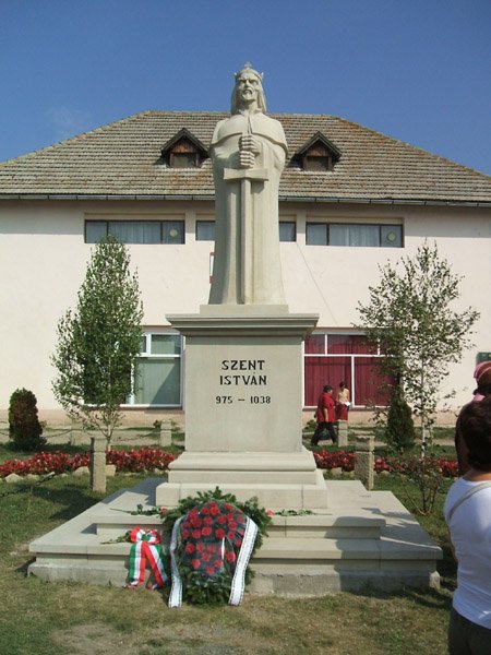 Szent István szobor Kézdiszentlélek főterén Szent István szobor Kézdiszentlélek főterén